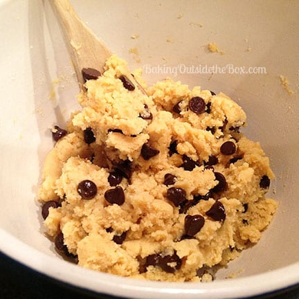 #bakingoutsidethebox | This Low Carb Chocolate Chip Cookies Recipe makes great soft cookies. Almond flour & 60% chocolate chips keep the cookies to 3.5 net carbs per cookie.