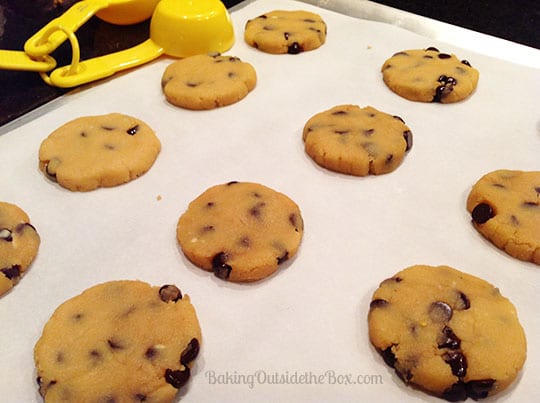 #bakingoutsidethebox | This Low Carb Chocolate Chip Cookies Recipe makes great soft cookies. Almond flour & 60% chocolate chips keep the cookies to 3.5 net carbs per cookie.